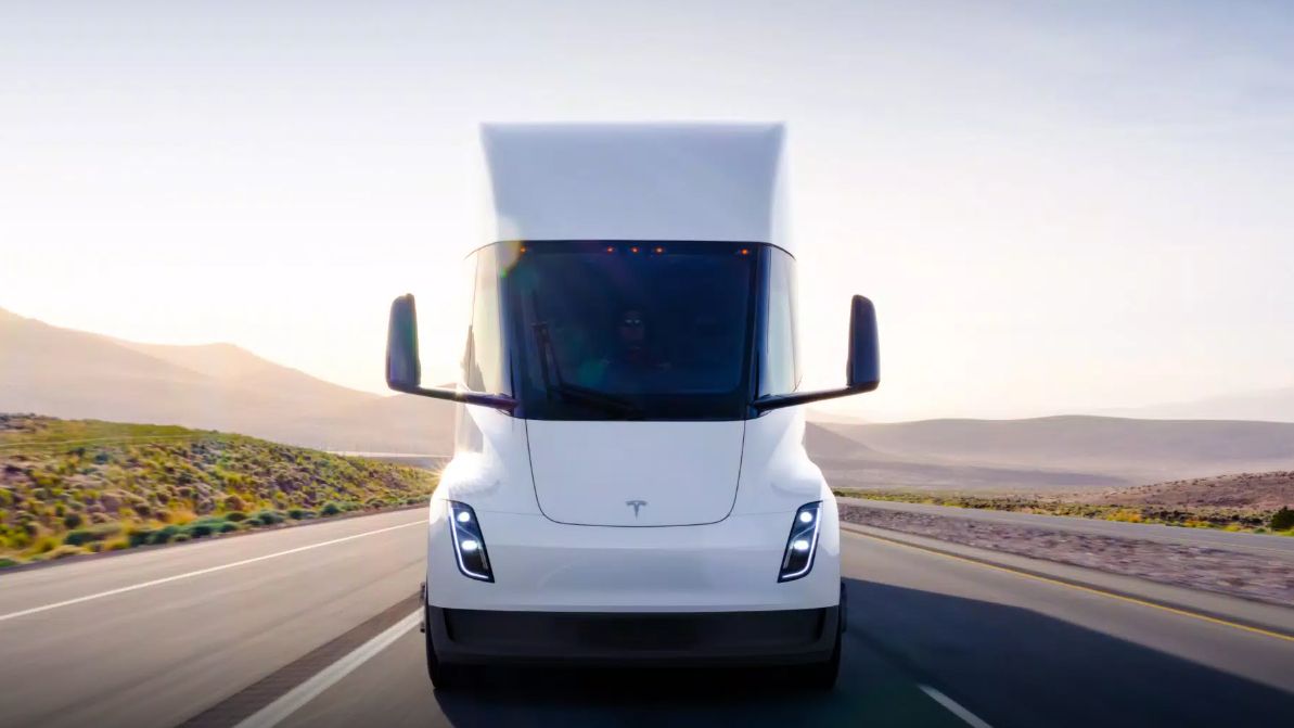 物流業界の革新！テスラの電動大型トレーラー『semi』ついに初納車